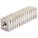 Неодимовый магнит прямоугольник 20х20х5 мм с зенковкой 4.5/10.6 мм, N35