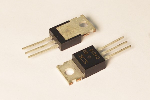 Транзистор 2SC4512, тип NPN, 50 Вт, корпус TO-220 ,SK Транзистор 2SC4512, тип NPN, 50 Вт, корпус TO-220 ,SK