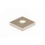 Неодимовый магнит прямоугольник 20х20х3 мм с зенковкой 3.5/7.5 мм, N35