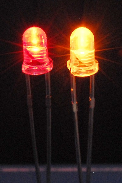 Светодиод жёлтый 3x5мм, с прозрачной линзой и углом 20град, 8000мкД,591нм; №14631Y СД 3 x 5 \жел\ 8000\ 20\пр\SL-313UYCSE- C143\VOISE