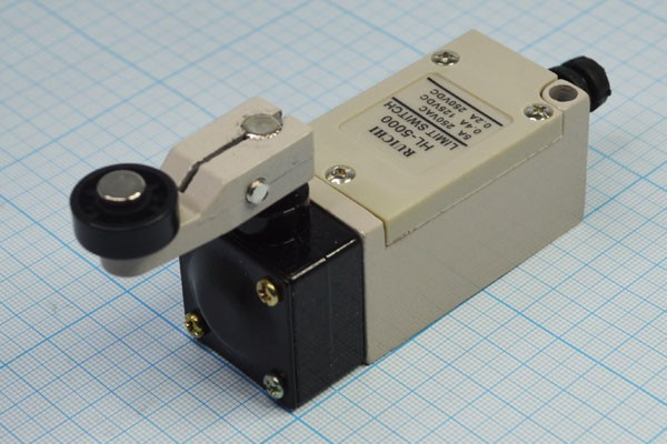 Переключатель концевой(путевой) 82x33 x33, 220В, 5А, (ON)-OFF-(ON), ролик, HL5000; №12531 ПКонц 82x33 x33\220\ 5\(ON)-OFF-(ON) \\рол\HL5000\