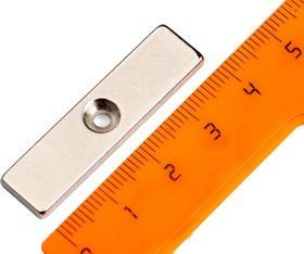 Неодимовый магнит прямоугольник 40х10х3 мм с зенковкой 3/6 мм