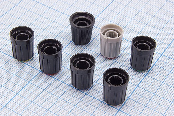 Ручка круглая диаметр 13.3мм, диаметр регулятора 6.0мм, пластик, черный/серый, CP; №9265 ручка d6,0z18\13,3x16,5\ пл\чер/сер\\CP