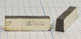 Усечёная пирамида из пьезокерамики 31x 9x6.3мм, с небольшими сколами; пэу 31x 9x6,3\усечённая пирами