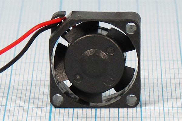 Вентилятор 20x20x10, напряжение 5В, ток 0,21А, выводы 2L, подшипник качения, YM0501PFB1 Вентилятор 20x20x10, напряжение 5В, ток 0,21А, выводы 2L, подшипник качения, YM0501PFB1