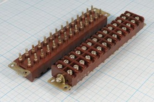 Клеммная плата 150x16x25,8, контакты 28P, монтаж винт, 4 отверстия, ПС17-28