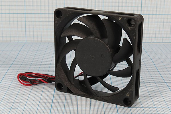 Вентилятор 70x70x15, напряжение 12В, ток 0,22А, выводы 2L, подшипник скольжения, FSY71S12H